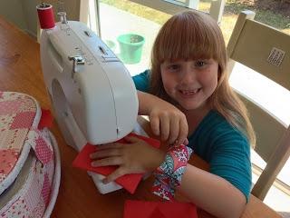 Дитяча швейна машинка - прекрасний подарунок юної модниці