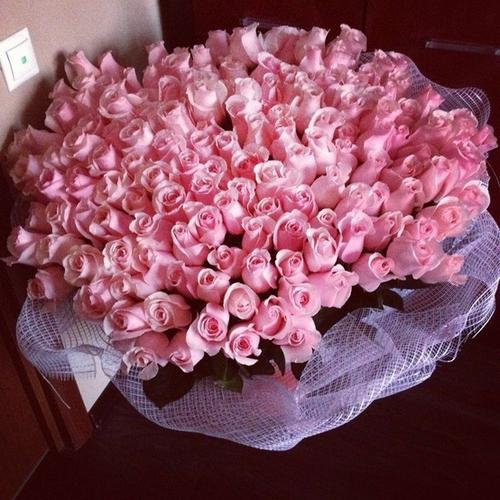 Величезний букет троянд - шикарний подарунок для коханих!