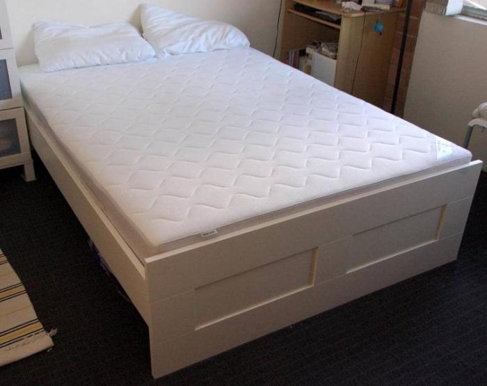 Какая кровать полуторка. Кровать полутро спальная 2022. Кровать полуторка. Кровать полуторка с матрасом. Кровать полуторка белая.