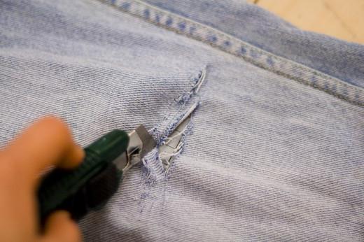 Як зробити джинси потертими самостійно?