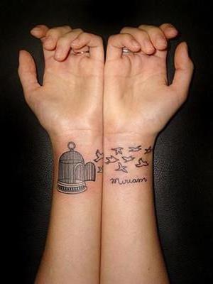 жіночі татуювання написи на зап'ясті