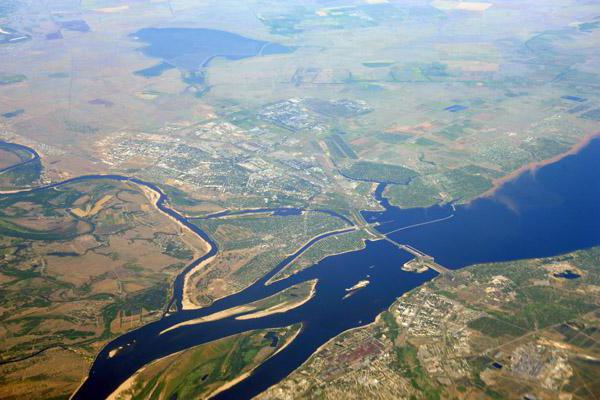 по якій місцевості протікає річка волга