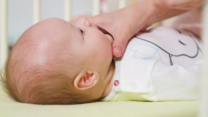 чому немовля хрюкає носом 